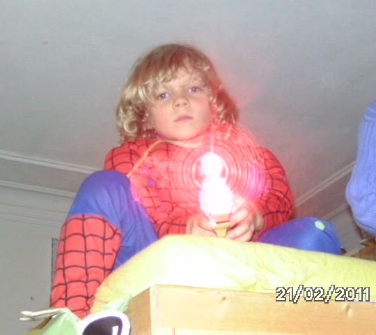 Lysander als Kind im Spiderman-Kostüm, 2011
